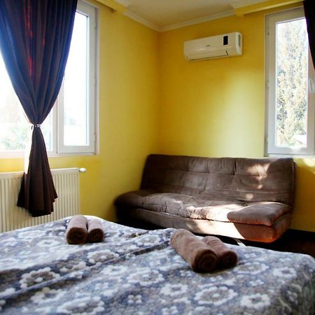 Guesthouse Different Tbilisi Buitenkant foto