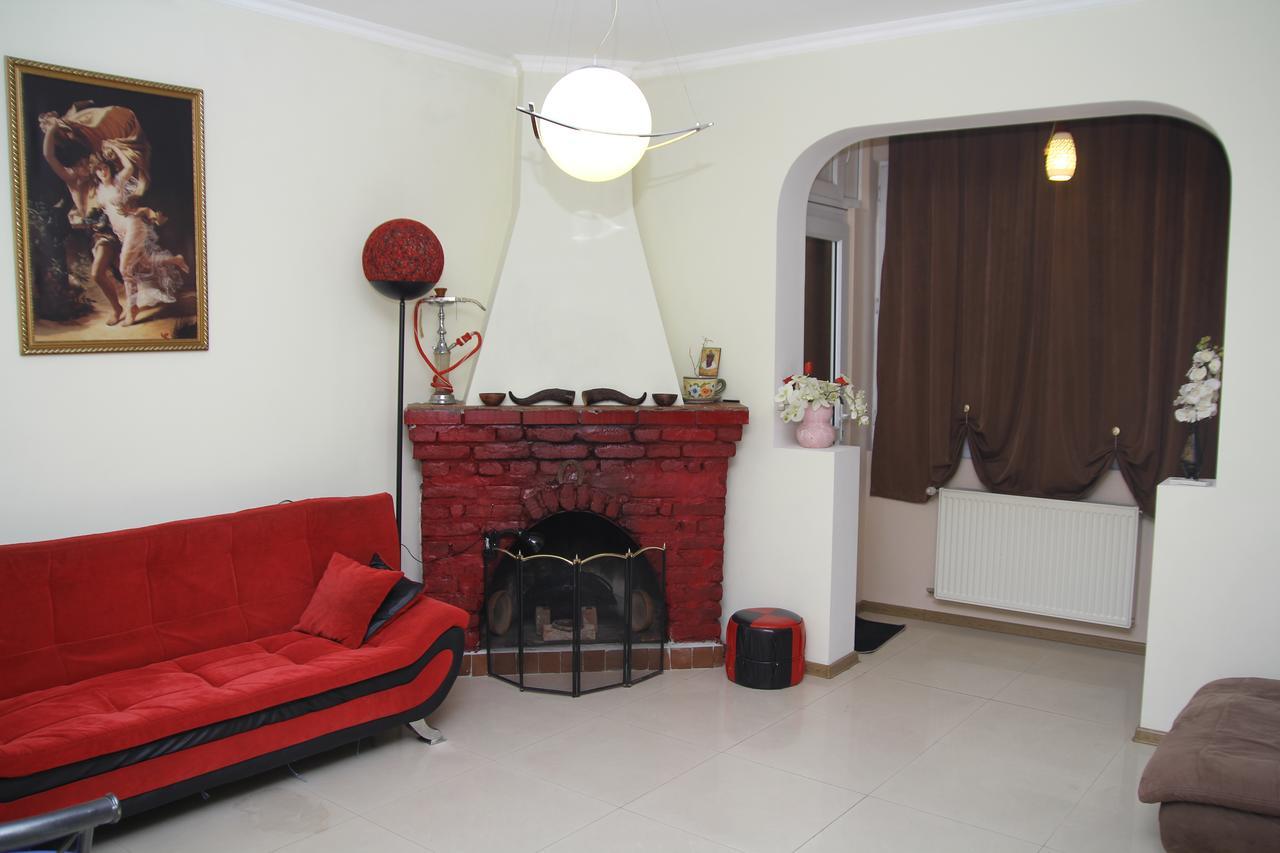 Guesthouse Different Tbilisi Buitenkant foto