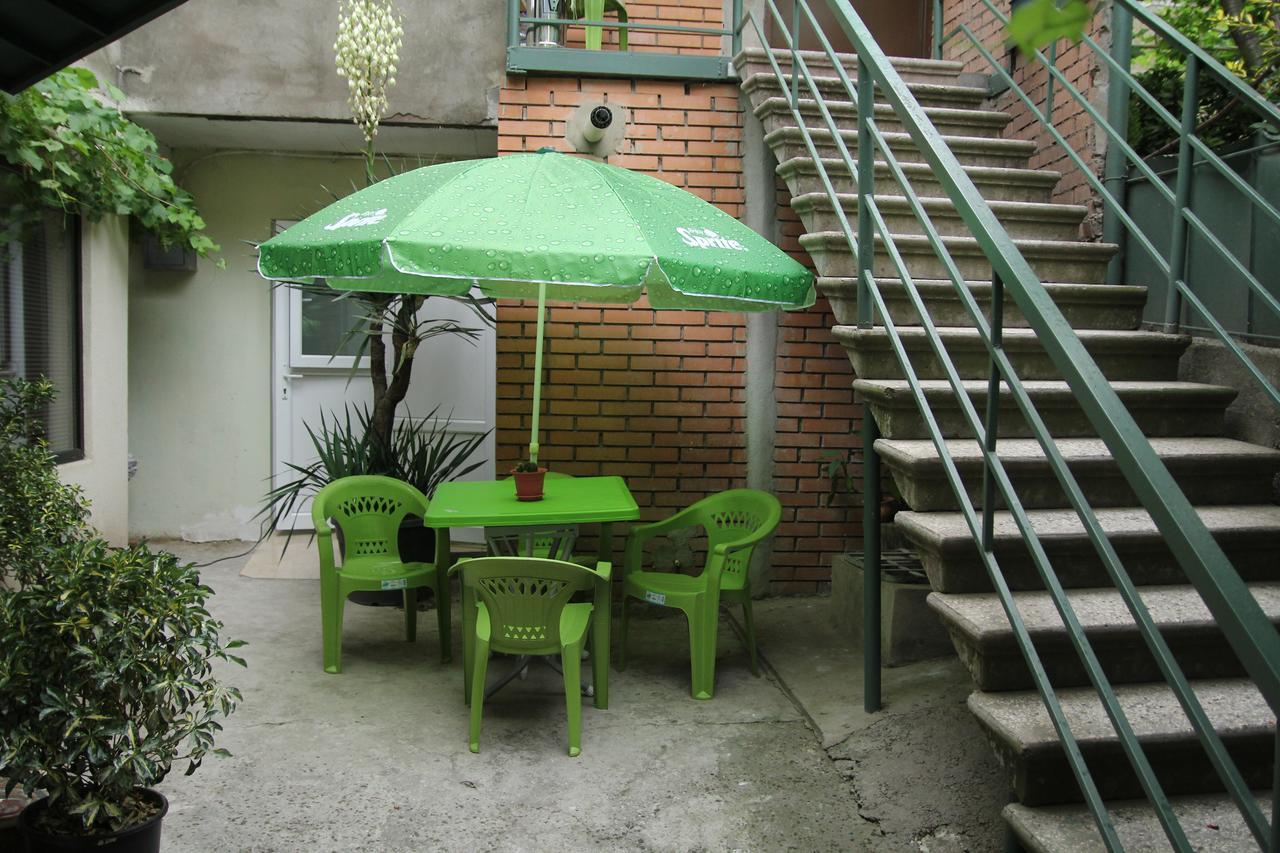Guesthouse Different Tbilisi Buitenkant foto