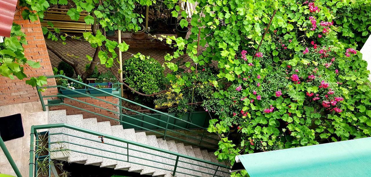 Guesthouse Different Tbilisi Buitenkant foto