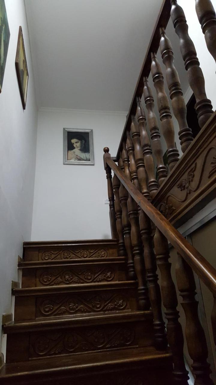 Guesthouse Different Tbilisi Buitenkant foto