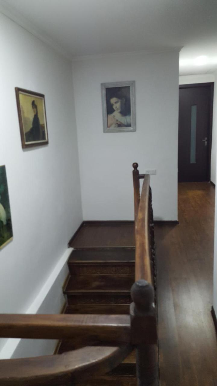 Guesthouse Different Tbilisi Buitenkant foto