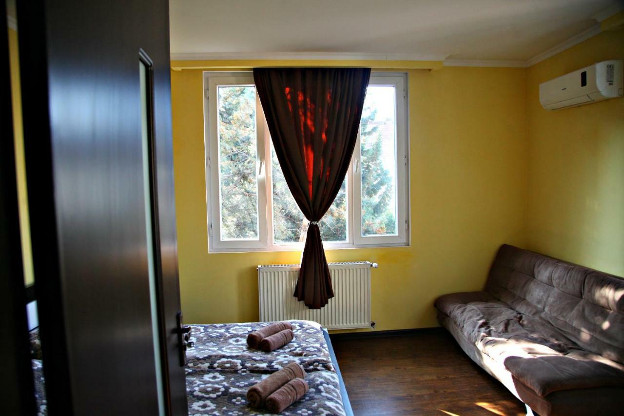 Guesthouse Different Tbilisi Buitenkant foto