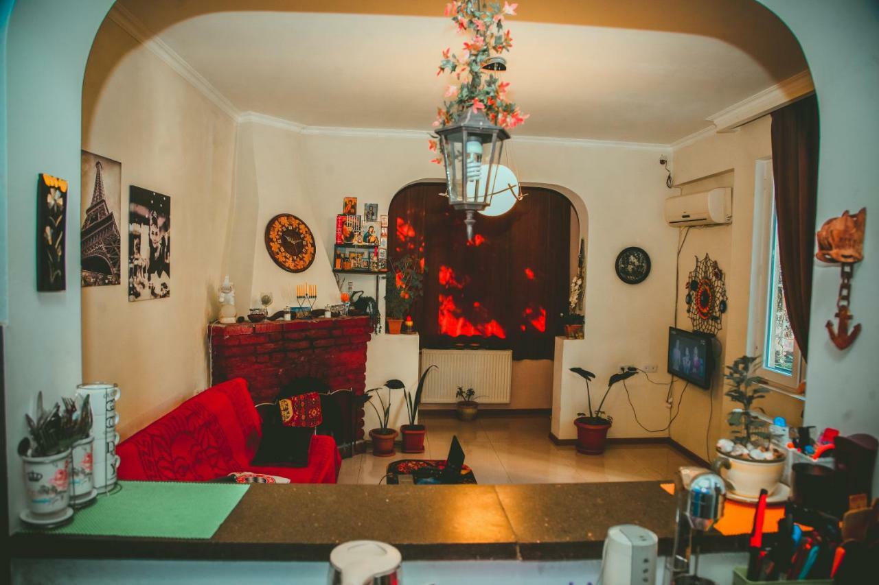 Guesthouse Different Tbilisi Buitenkant foto