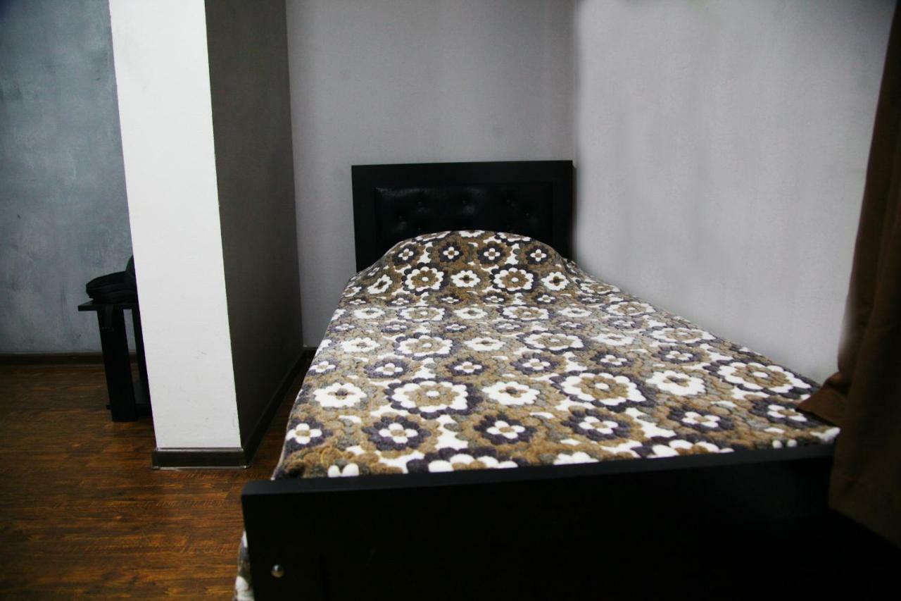 Guesthouse Different Tbilisi Buitenkant foto