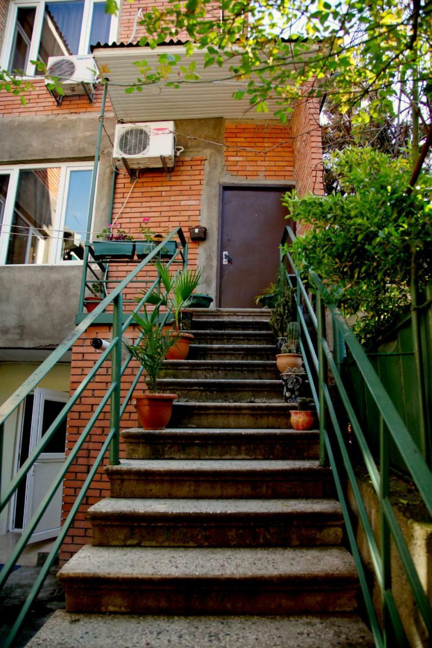 Guesthouse Different Tbilisi Buitenkant foto