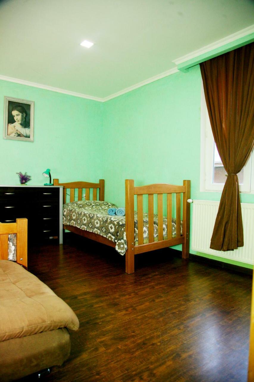 Guesthouse Different Tbilisi Buitenkant foto