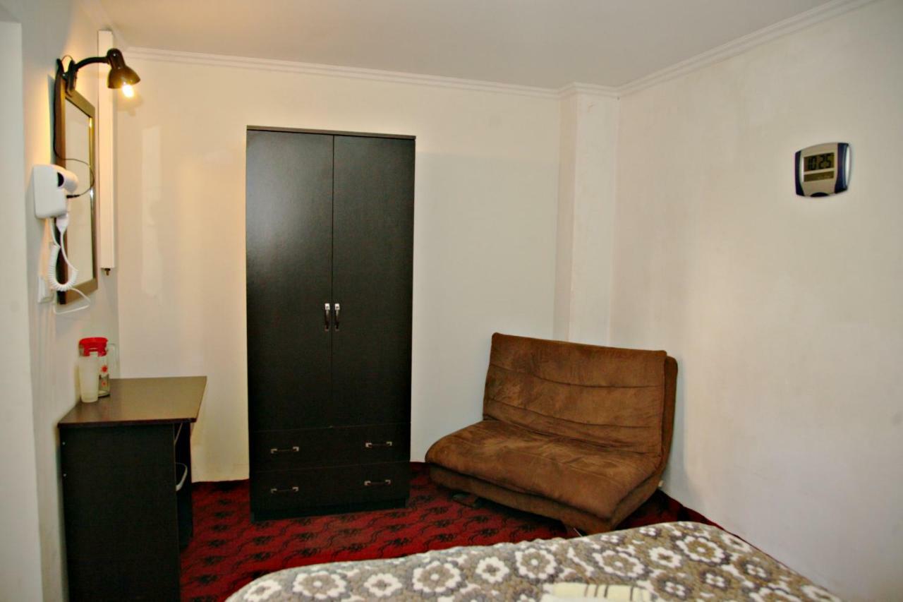 Guesthouse Different Tbilisi Buitenkant foto