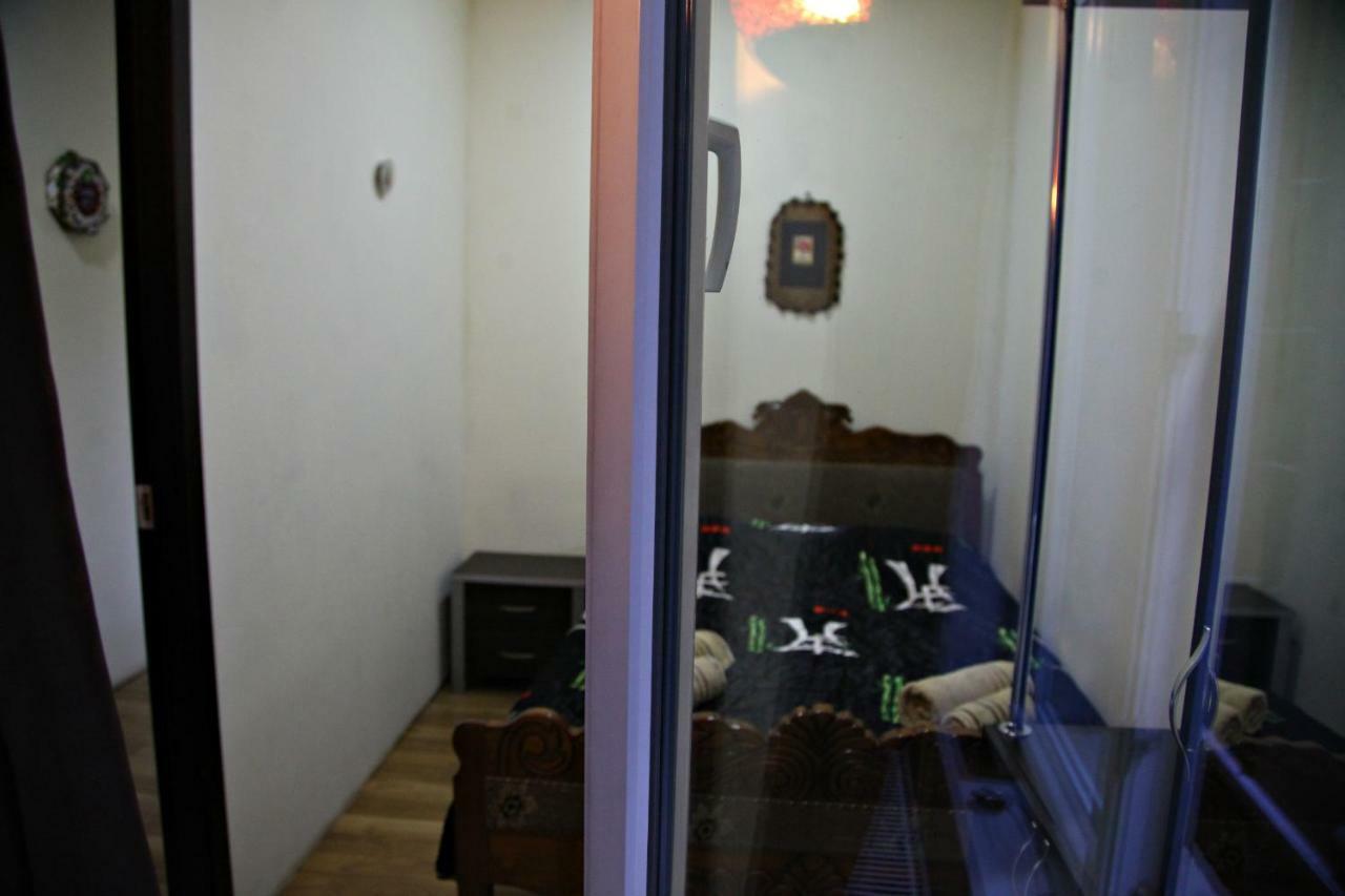 Guesthouse Different Tbilisi Buitenkant foto