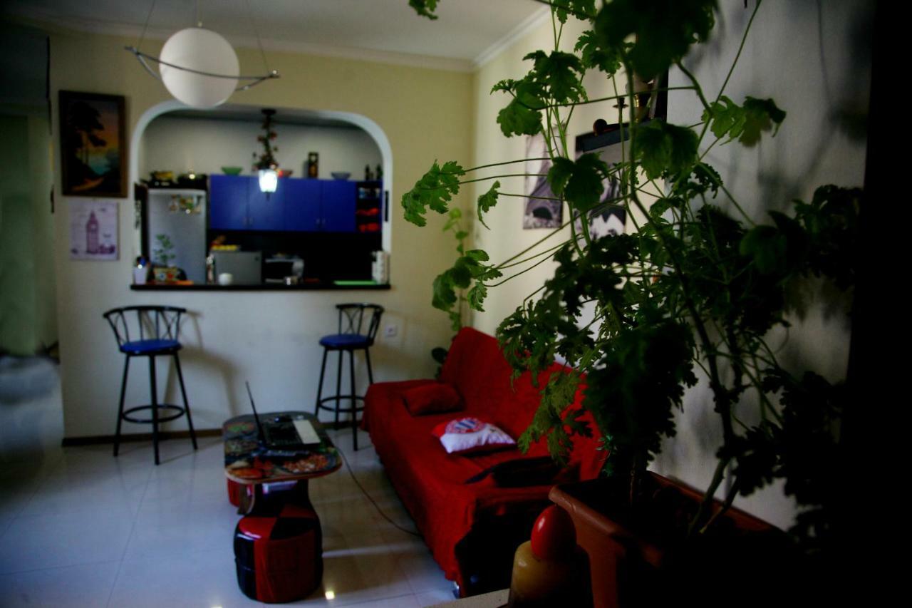 Guesthouse Different Tbilisi Buitenkant foto