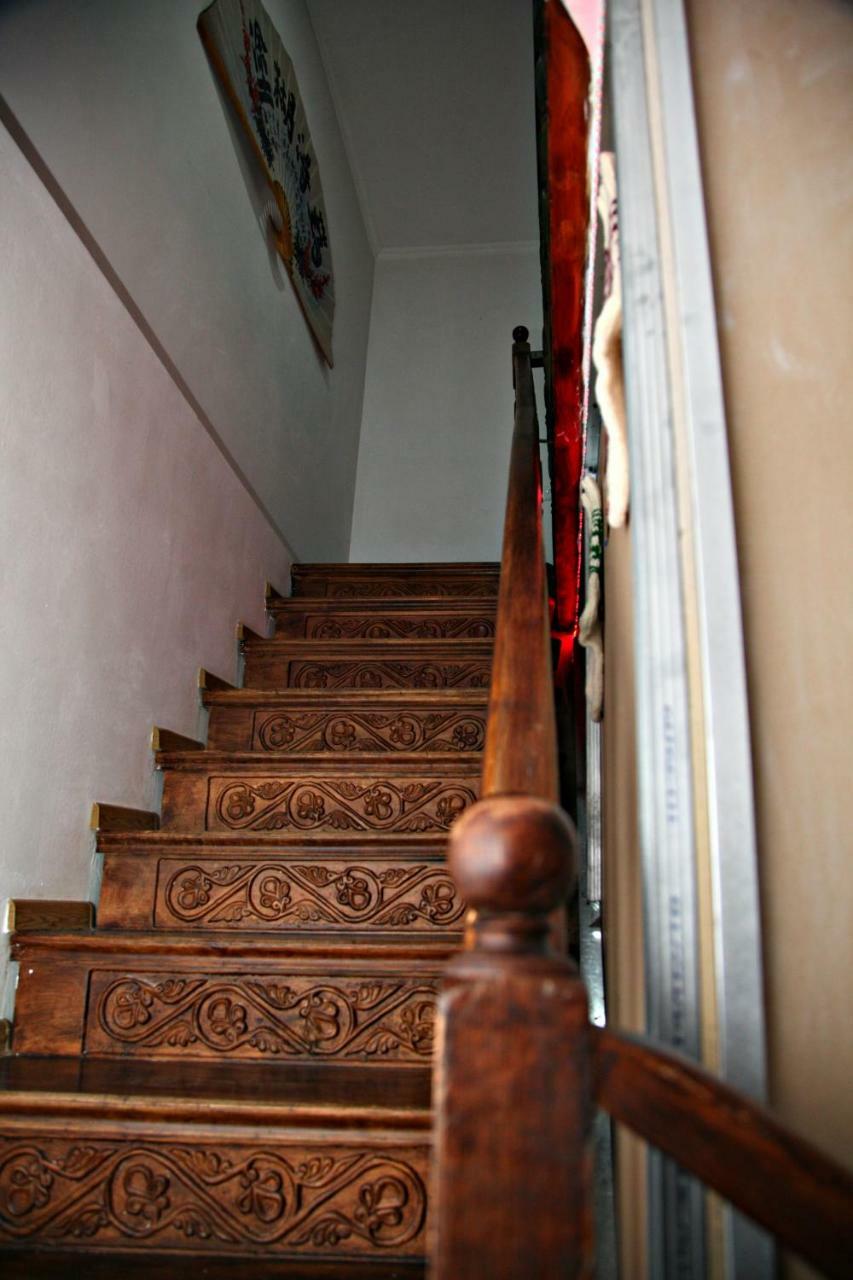 Guesthouse Different Tbilisi Buitenkant foto