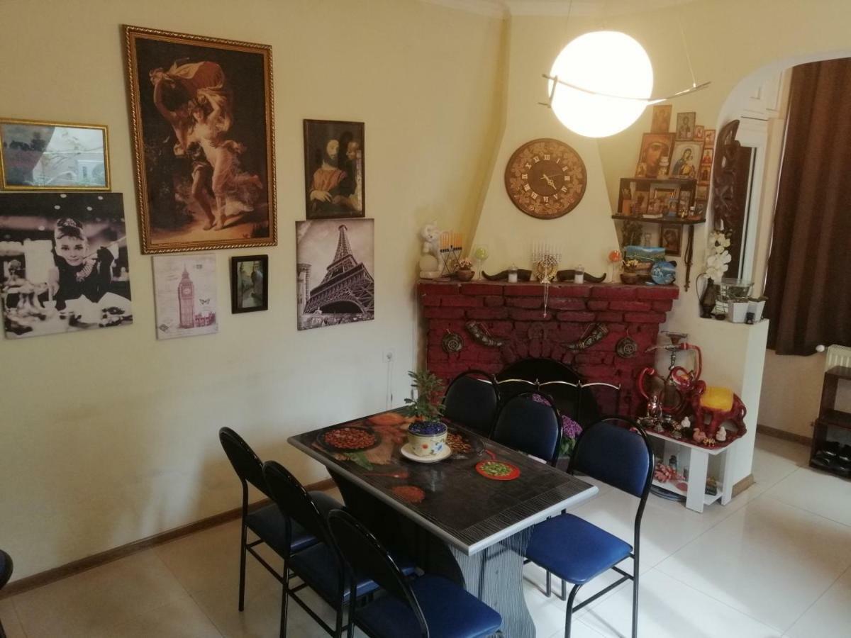 Guesthouse Different Tbilisi Buitenkant foto