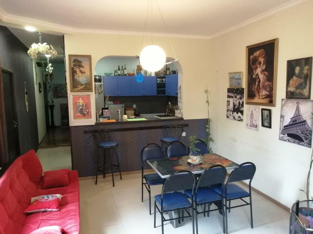 Guesthouse Different Tbilisi Buitenkant foto