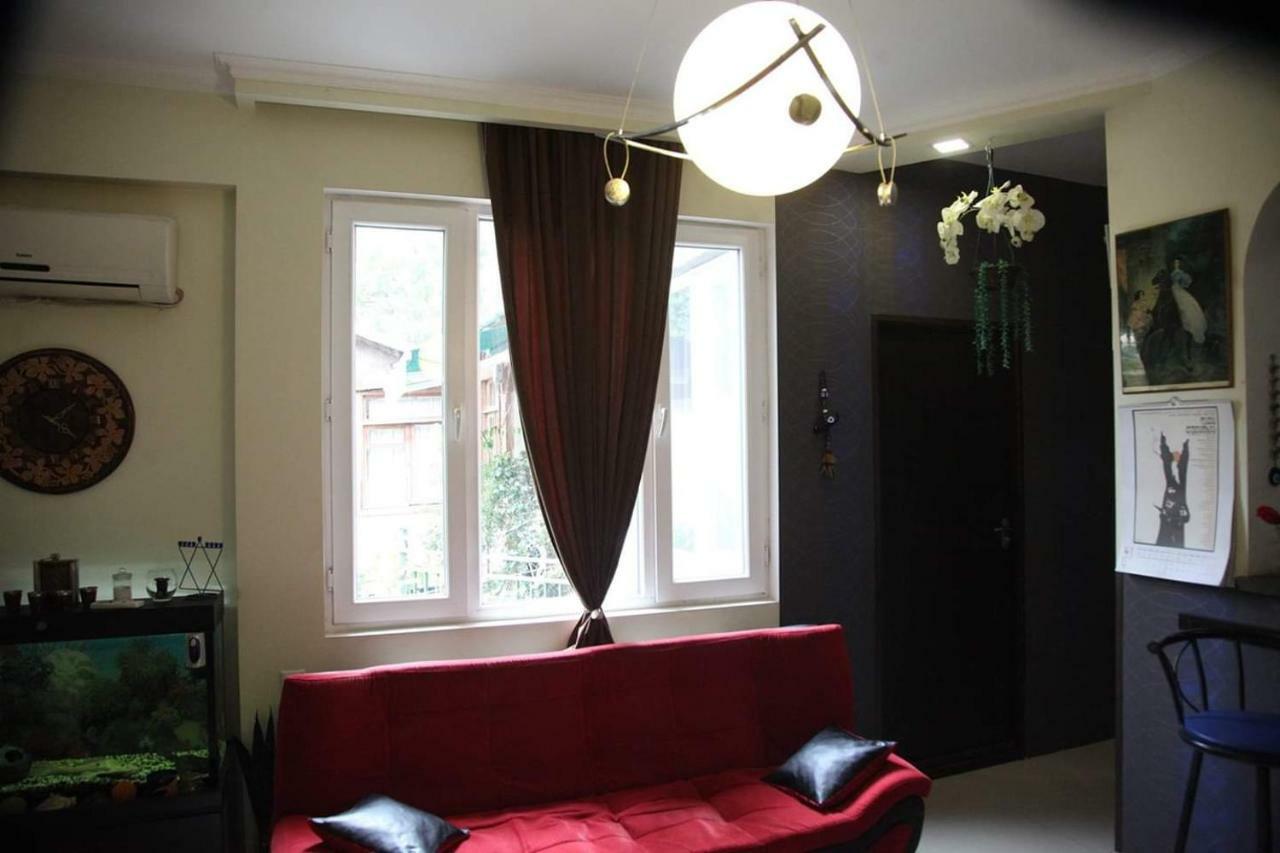 Guesthouse Different Tbilisi Buitenkant foto
