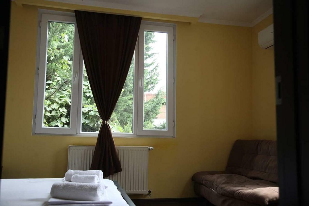 Guesthouse Different Tbilisi Buitenkant foto