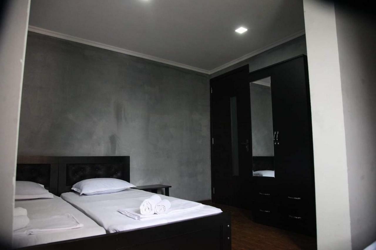 Guesthouse Different Tbilisi Buitenkant foto
