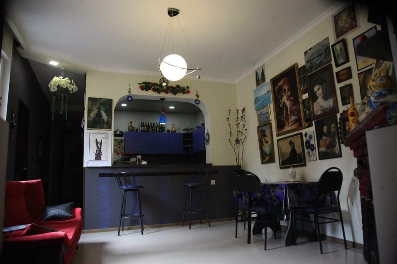 Guesthouse Different Tbilisi Buitenkant foto