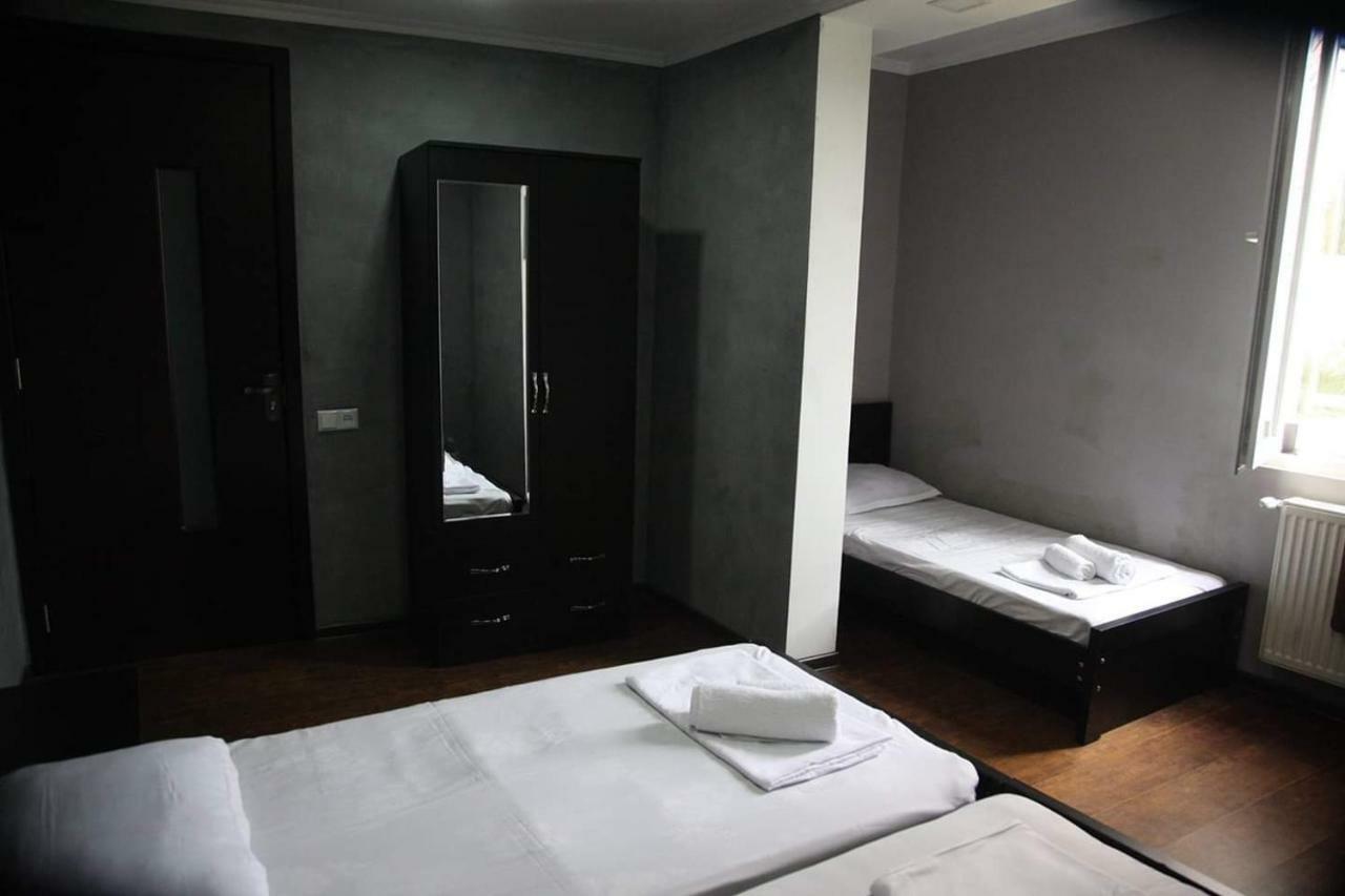 Guesthouse Different Tbilisi Buitenkant foto